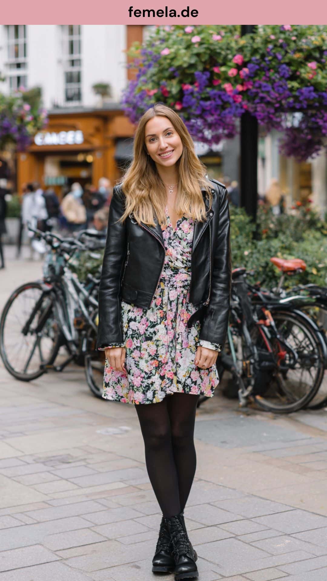 Rockige Lederjacke über einem femininen Blumenkleid für den Stadtbummel.