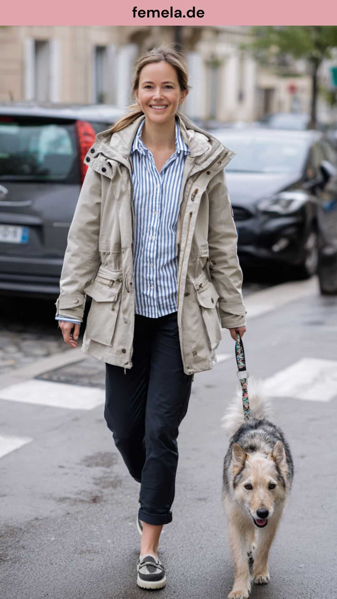 Funktionaler Look mit Khaki-Parka und maritimem Streifenshirt.
