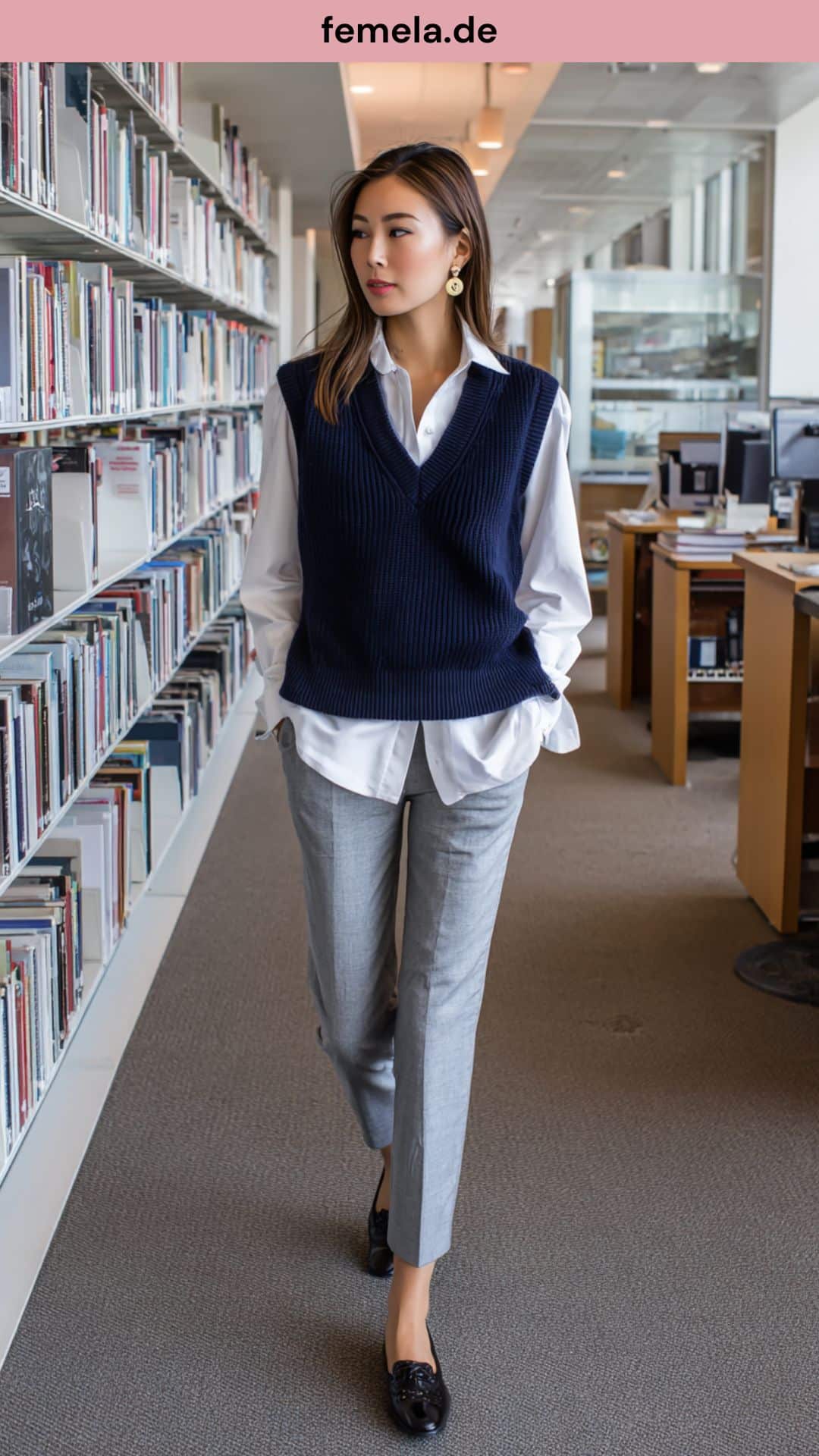 Schickes Layering mit Pullunder über einer weißen Bluse.