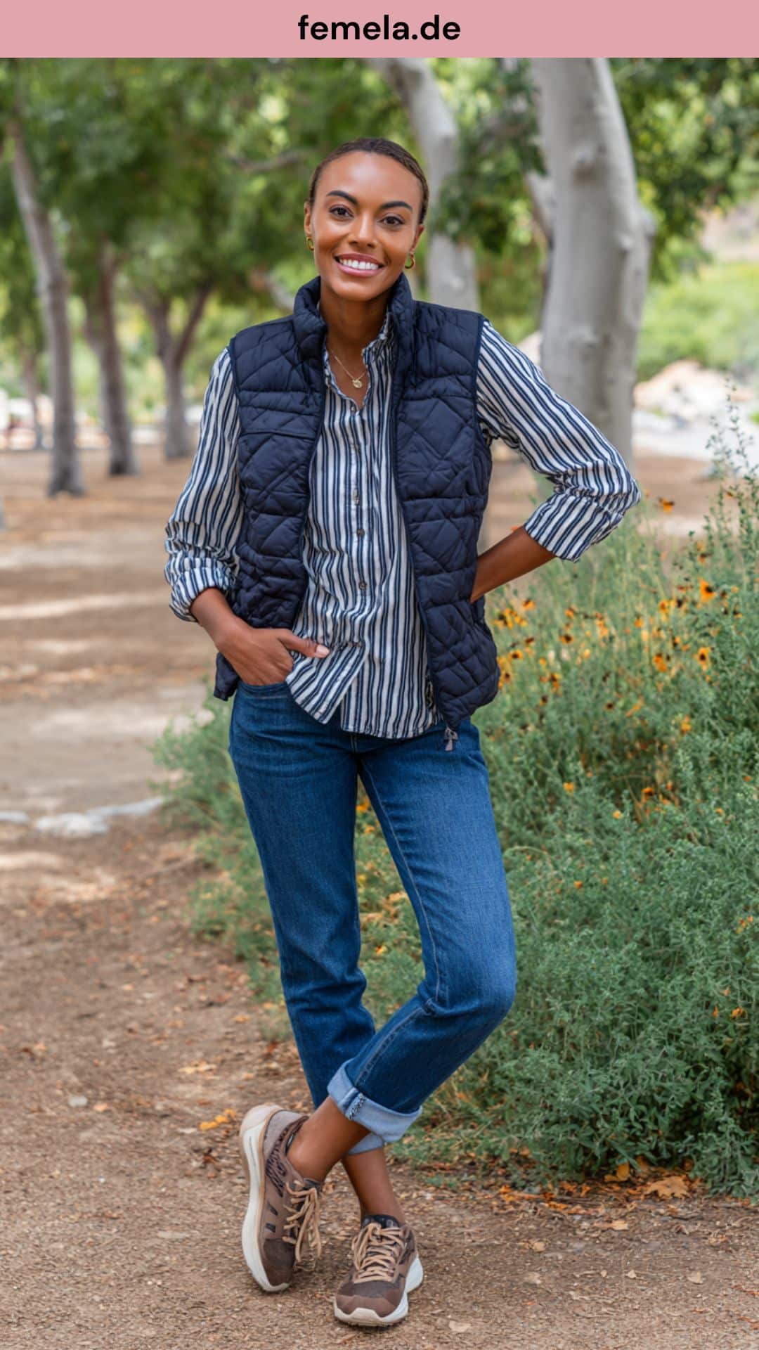 Sportliches Outfit mit Steppweste für den Spaziergang im Park.