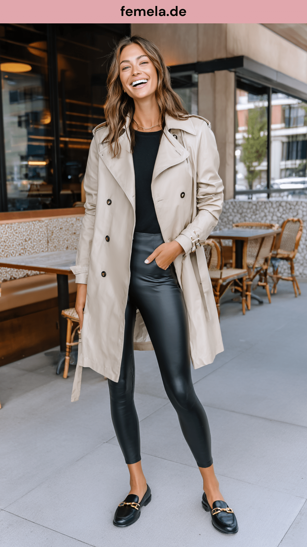 Elegantes Leggings Outfit für den Frühling mit einer Hose in Lederoptik, einem klassischen sandfarbenen Trenchcoat und edlen Loafern.