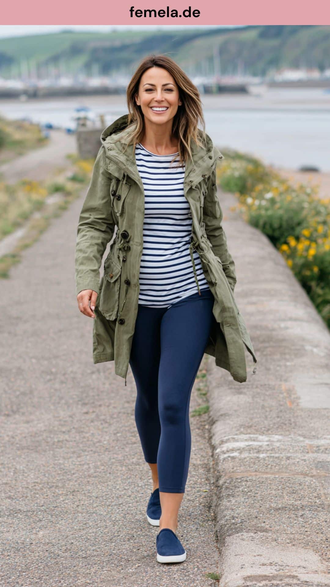 Maritimes Leggings Outfit für den Frühling mit einem blau-weiß gestreiften Longshirt, olivgrünem Parka und dunklen Leggings.