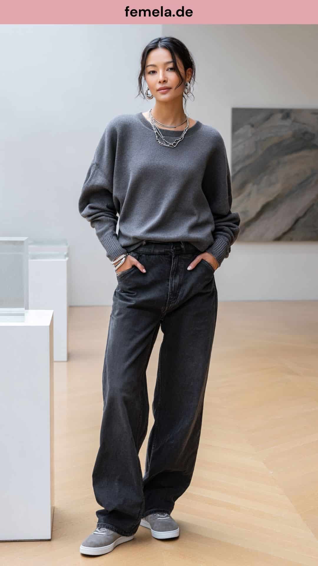 Minimalistisches, monochromes Baggy Jeans Damen Outfit komplett in Grautönen mit Kaschmirpullover.