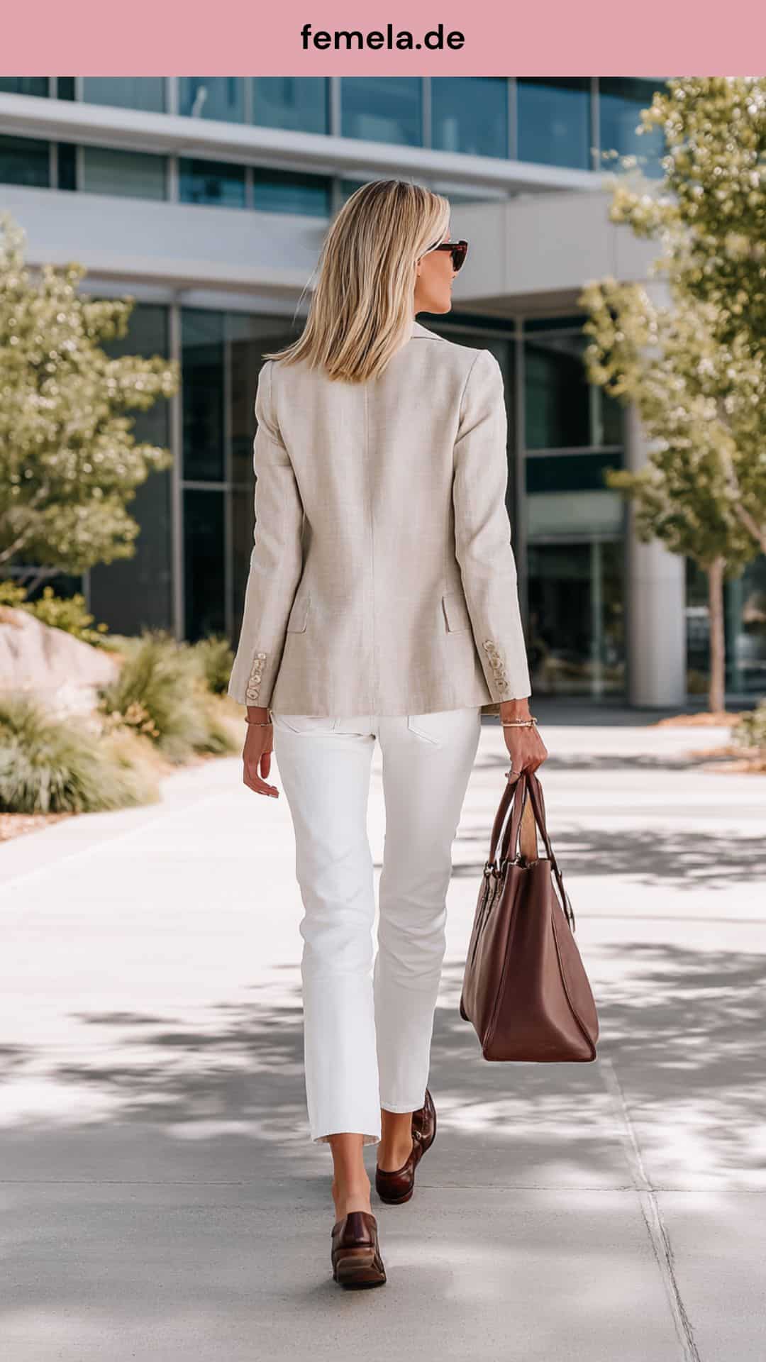 Bürotaugliches Outfit mit beigem Leinenblazer, weißer Jeans und Loafers.
