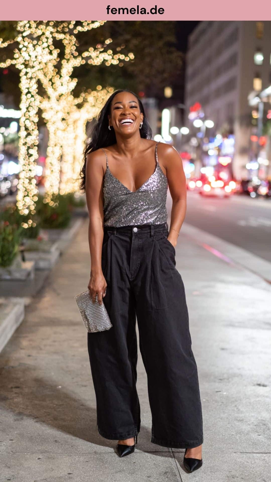 Festliches Party-Outfit mit schwarzer Baggy Jeans, silbernem Pailletten-Top und High Heels.