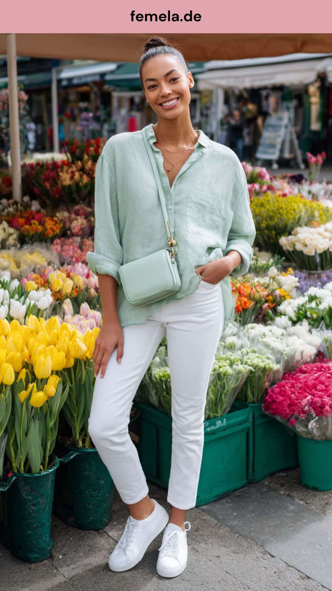 Lässiges Sommeroutfit mit mintgrünem Leinenhemd, weißer Jeans und Sneakern.