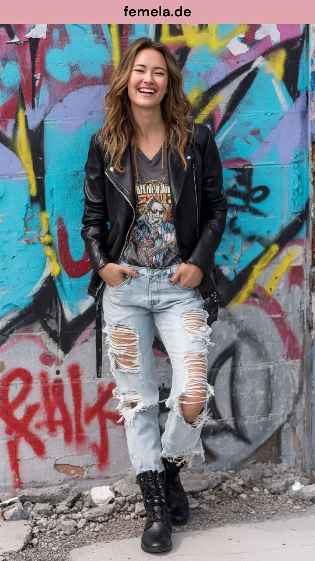 Rockiges Outfit mit zerrissener Jeans, Lederjacke und Band-Shirt.
