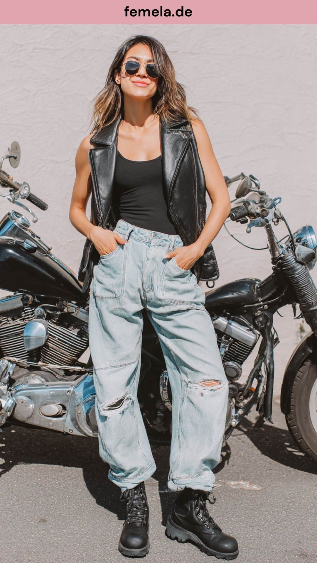 Rockiges Baggy Jeans Damen Outfit mit schwarzer Lederjacke und rustikalen Boots im Grunge-Stil.