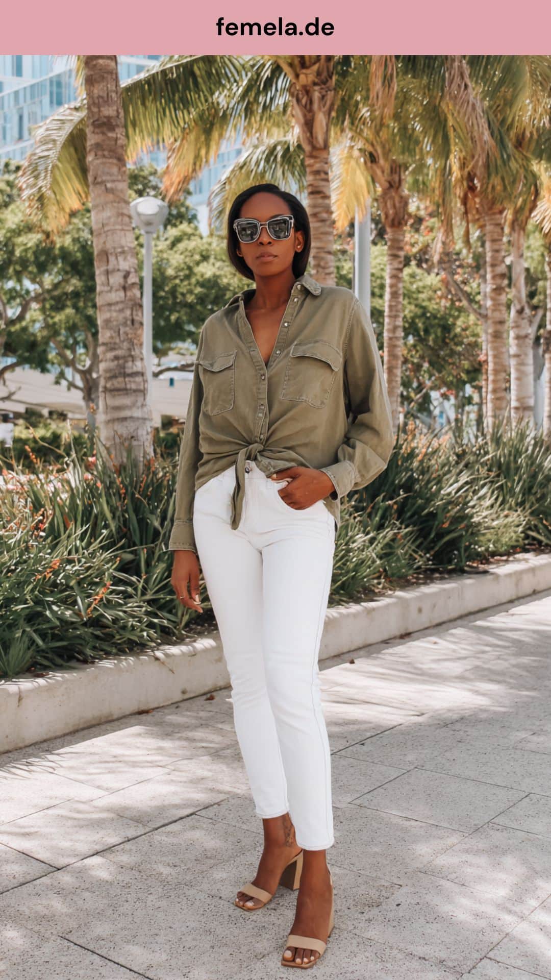 Moderner Safari-Look mit olivgrünem Hemd und weißer Jeans im Sommer.