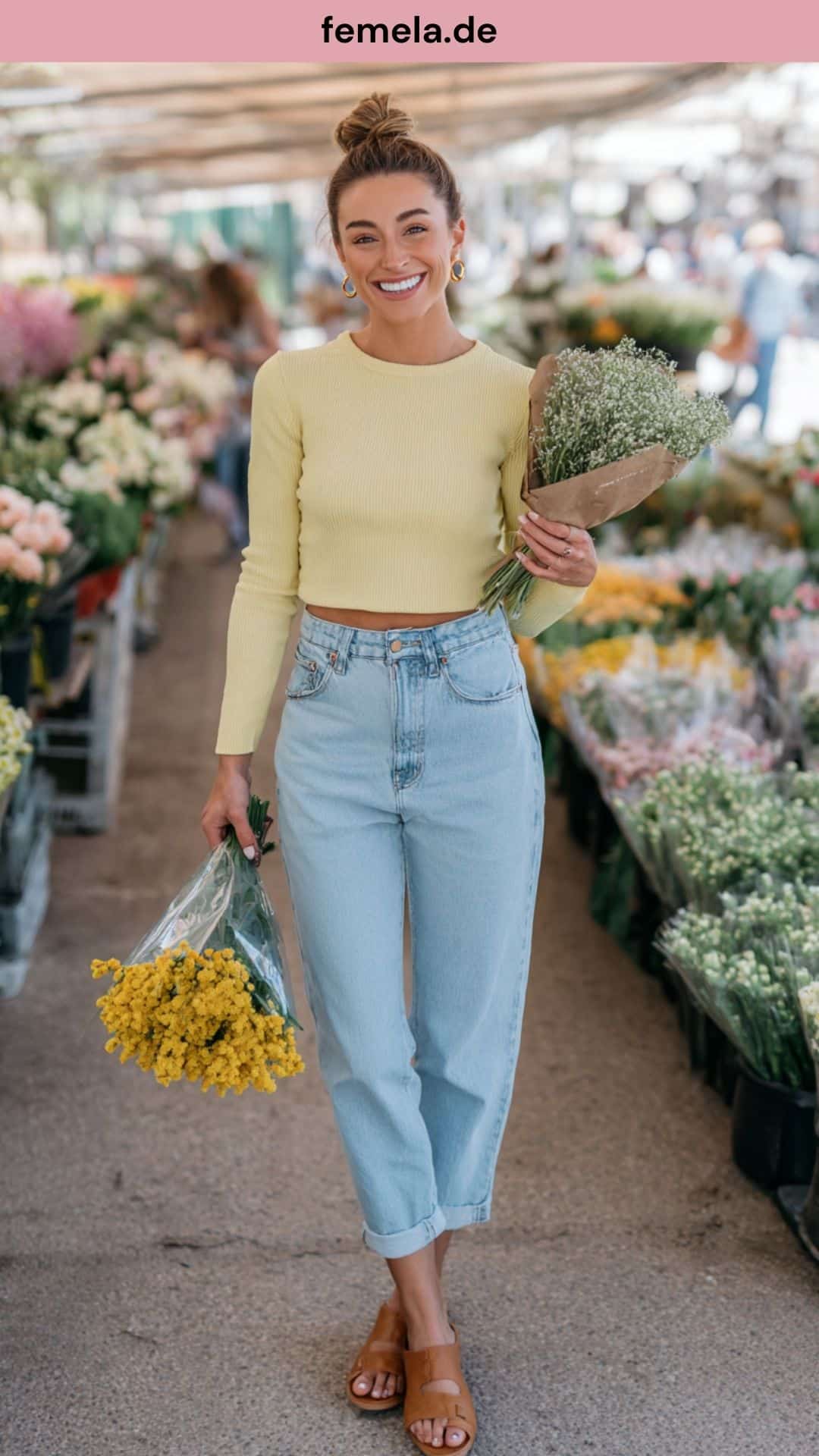 Sommerliches Baggy Jeans Damen Outfit mit gelbem Crop Top und flachen Sandalen auf einem Blumenmarkt.