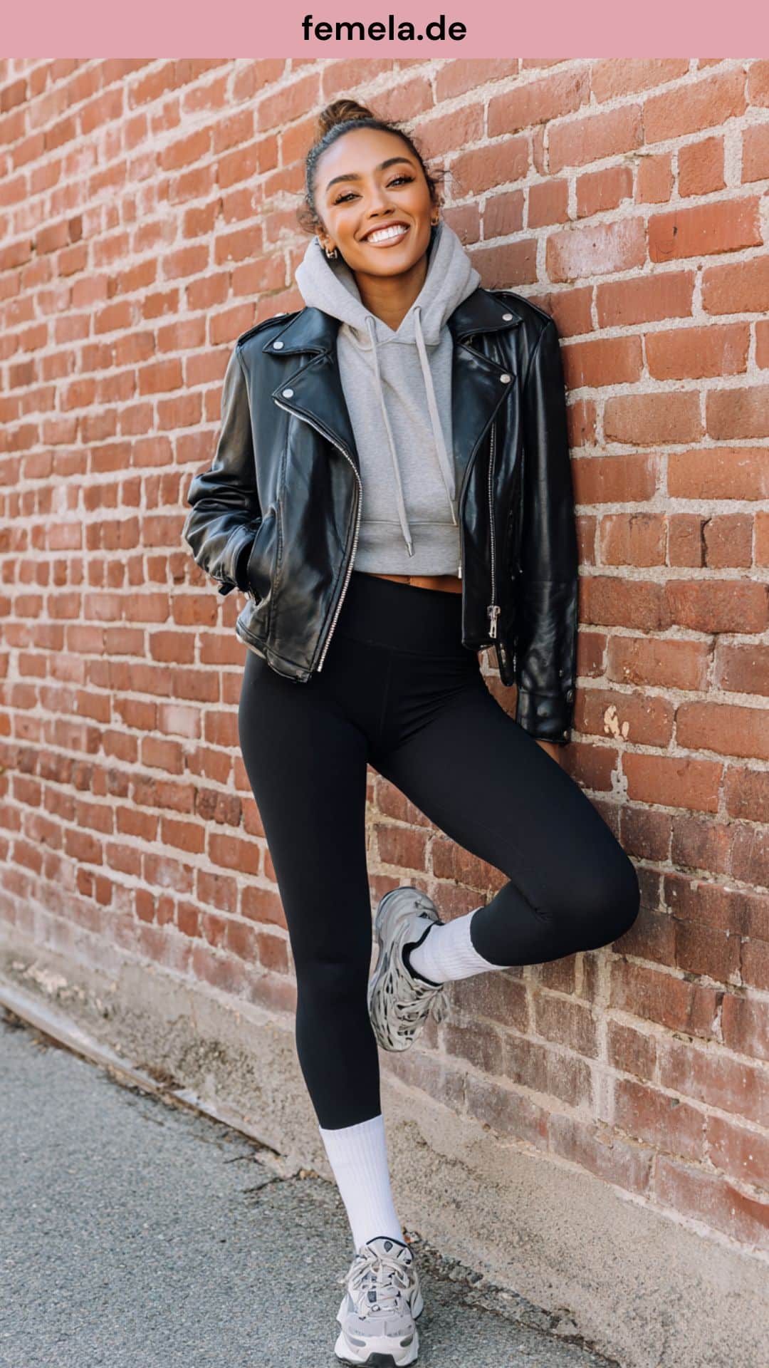 Sportliches Leggings Outfit für den Frühling im Streetstyle mit Hoodie, schwarzer Lederjacke und Tennissocken über der Hose.
