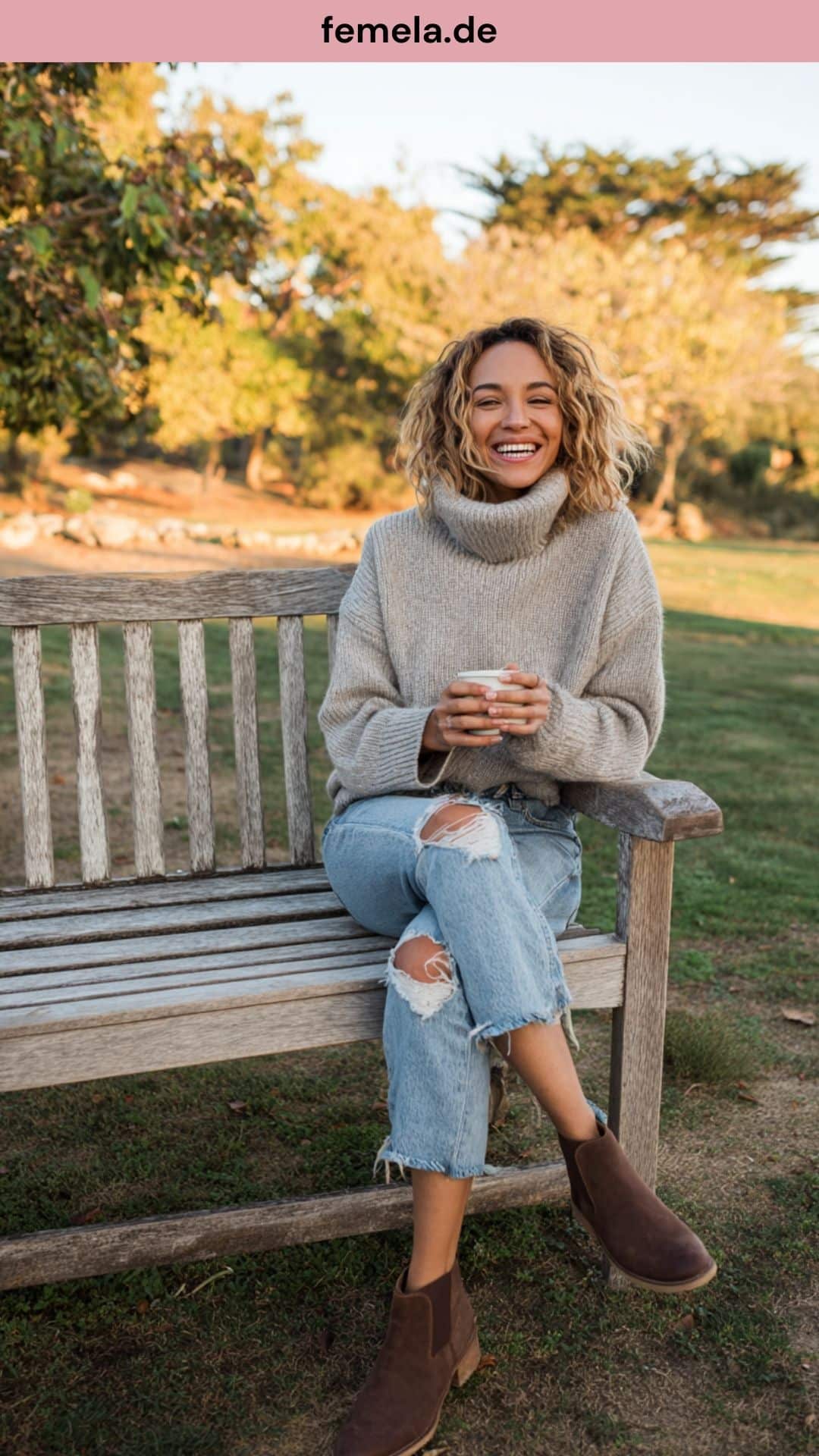 Gemütliches Herbst-Outfit mit zerrissener Jeans und grauem Kaschmirpullover.