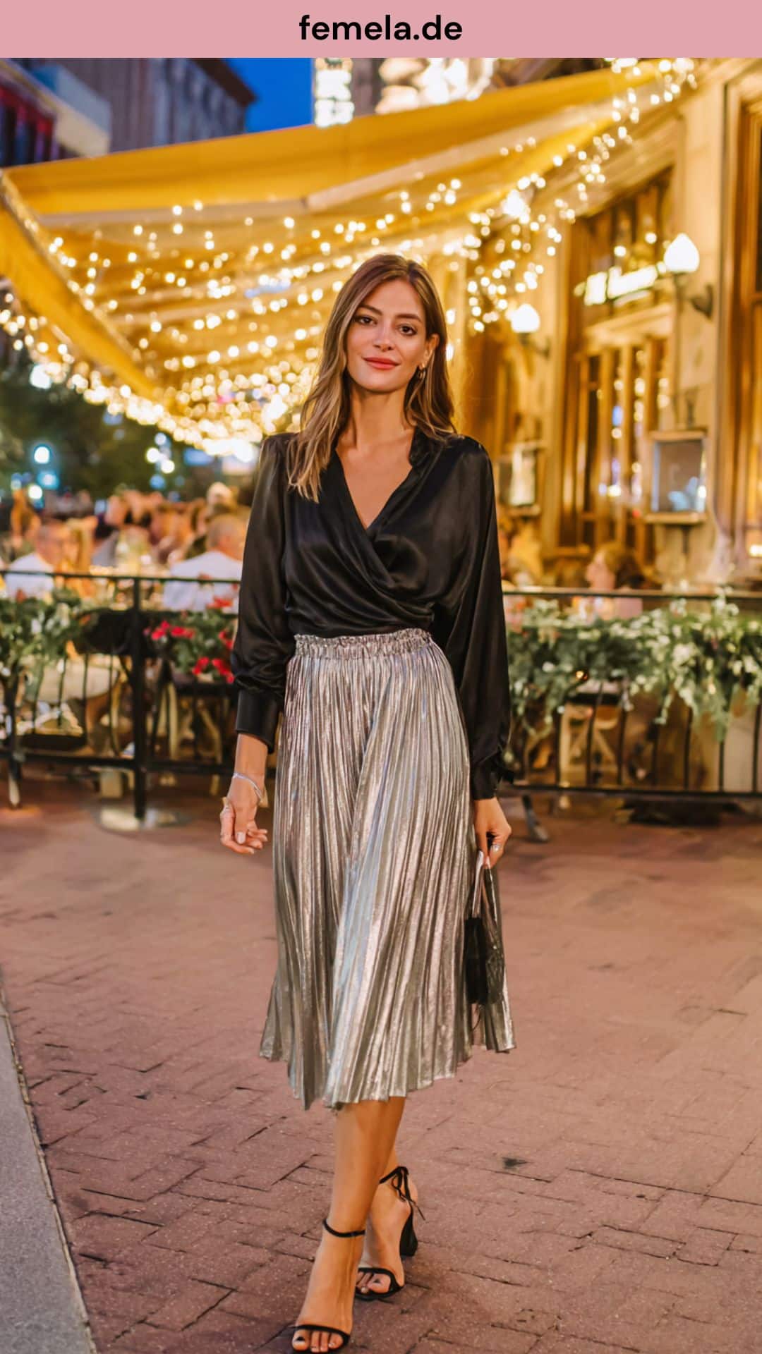 Elegantes Abend-Outfit mit schwarzer Satinbluse und glänzendem silbernen Plisseerock.