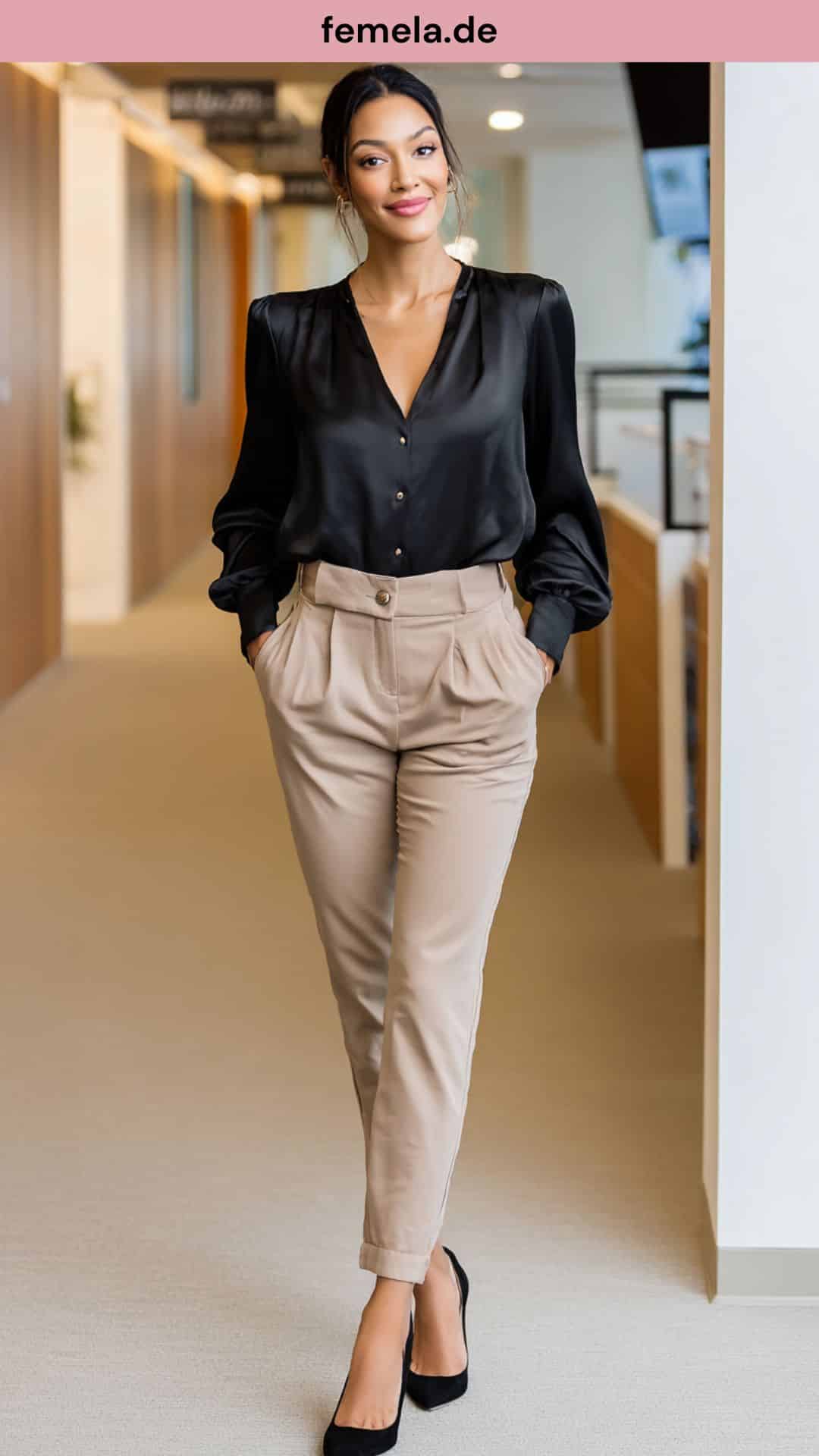 Elegantes Business-Outfit mit schwarzer Seidenbluse, beiger Chino und Absatzschuhen.