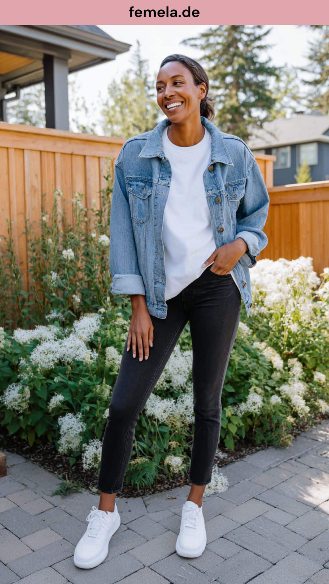 Zeitloses Jeansjacke-Outfit mit hellblauer Jacke, dunkler Skinny-Jeans und weißen Sneakern für den Alltag.