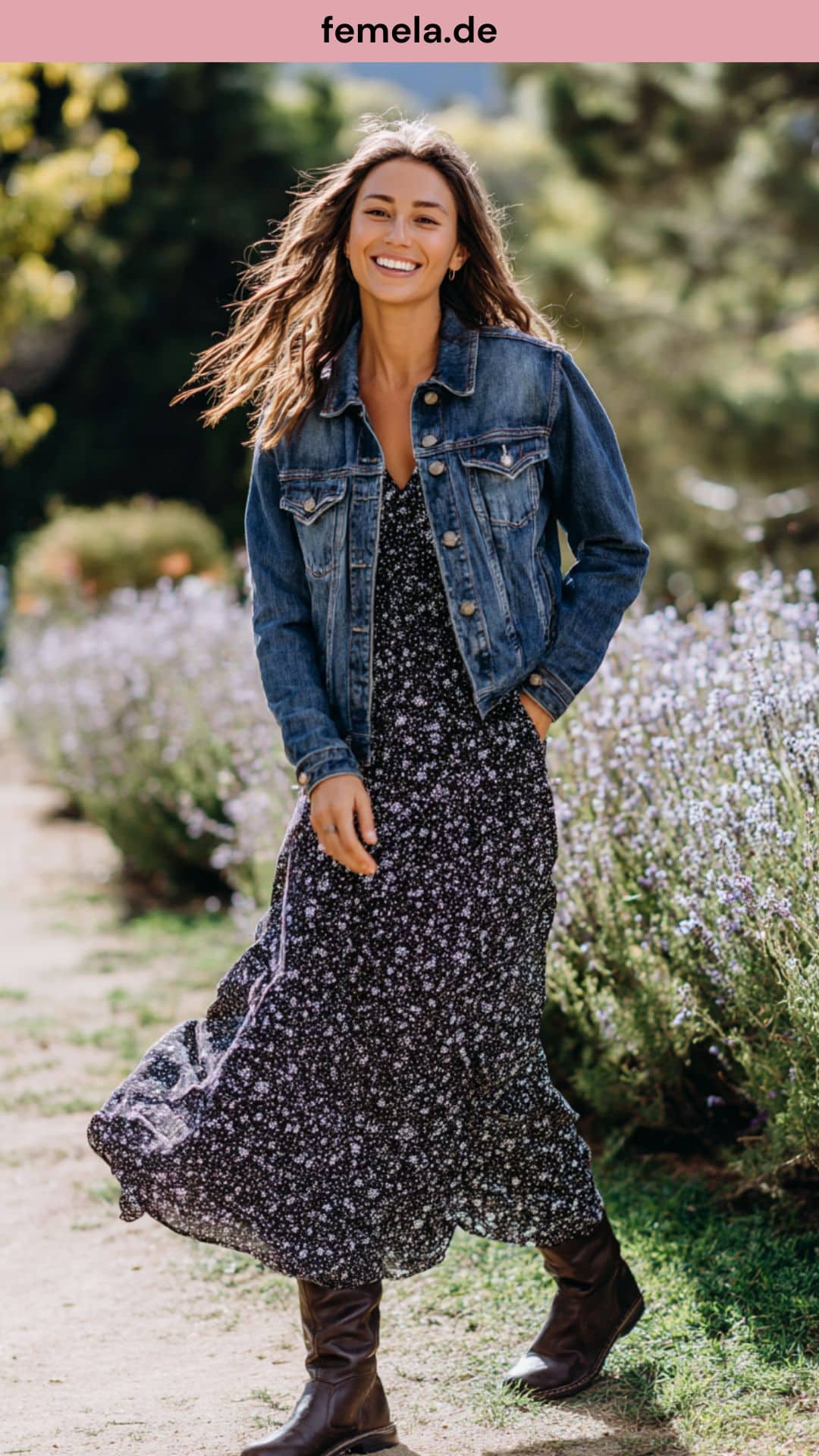 Romantisches Jeansjacke-Outfit kombiniert mit einem floralen Maxikleid und derben Boots für einen coolen Stilbruch.