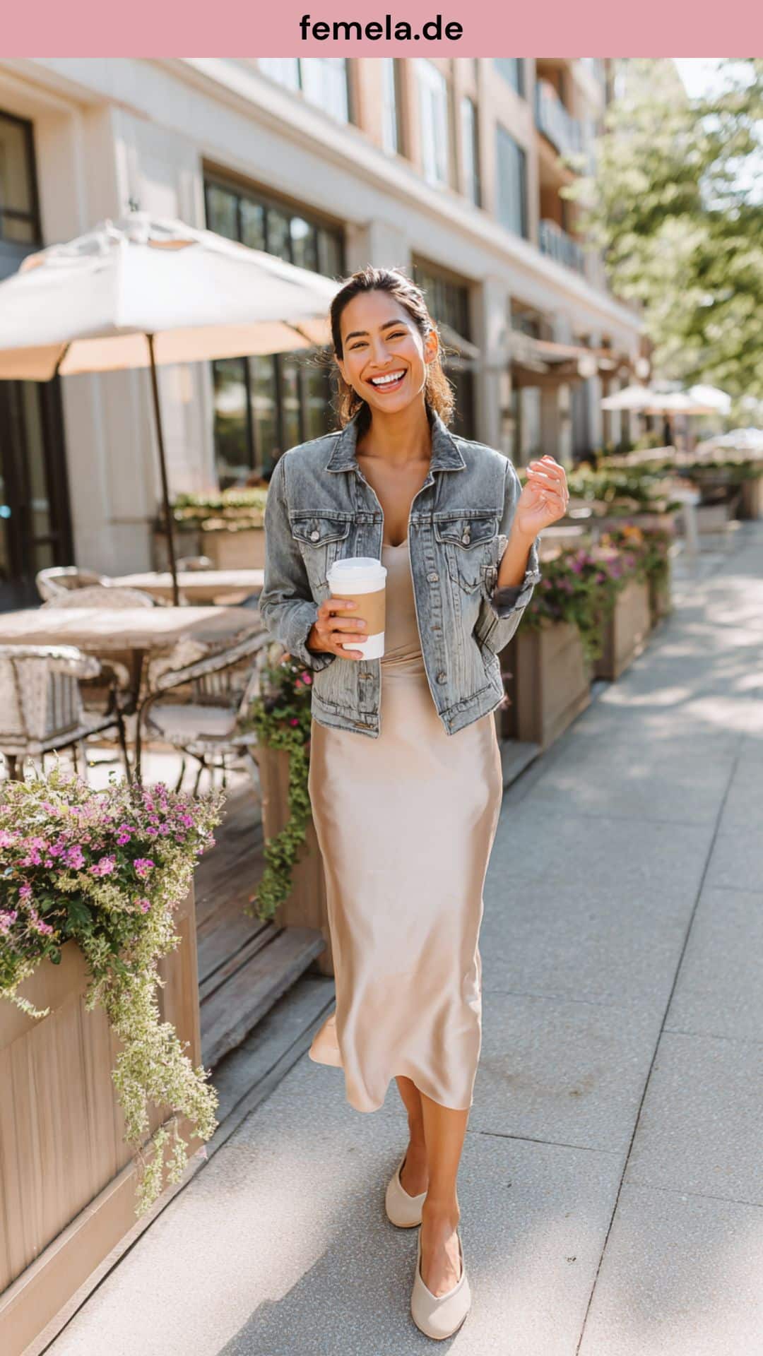Frühlingshaftes Outfit mit Jeansjacke, glänzendem Satinrock in Champagner und beigen Ballerinas.
