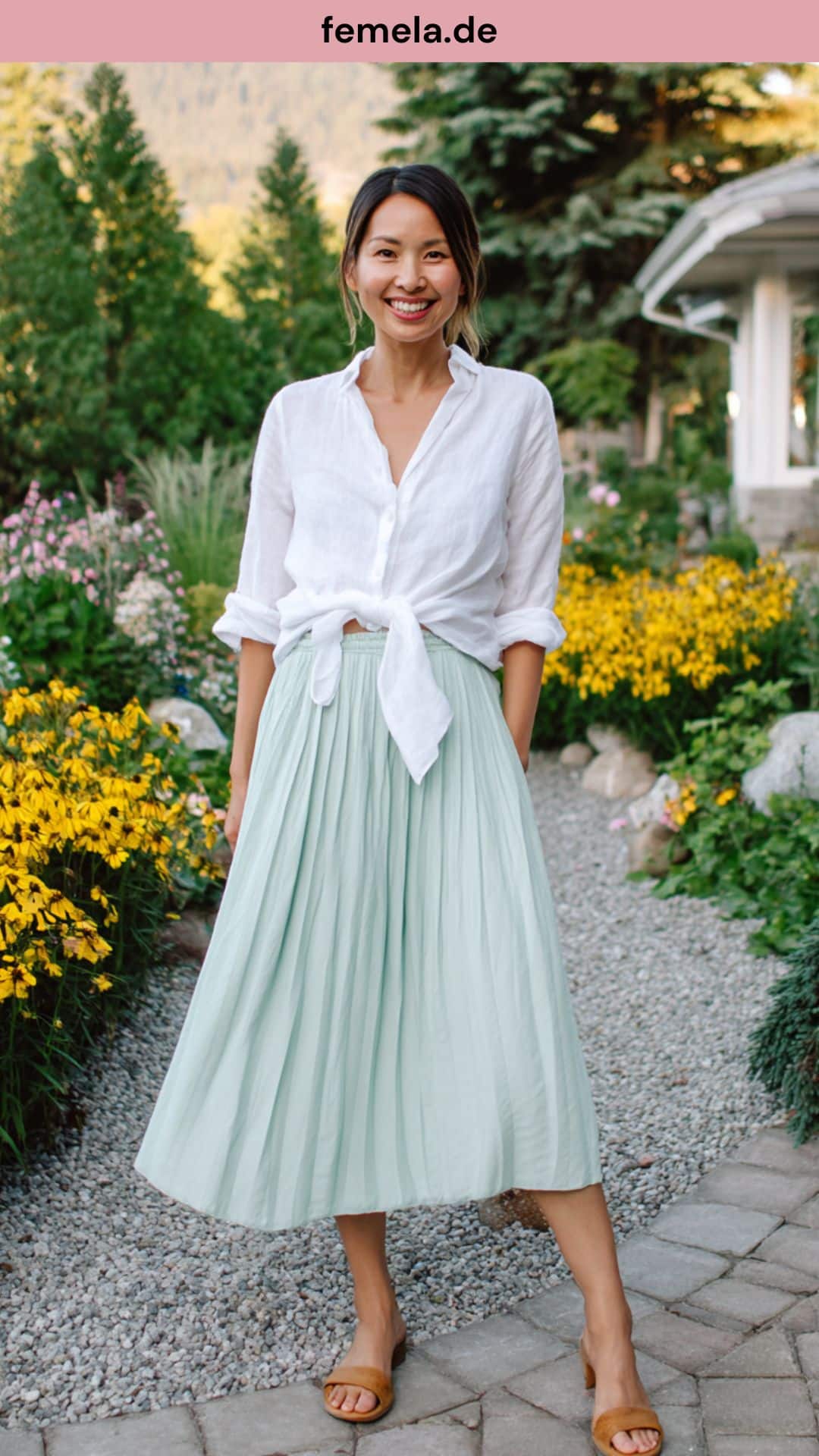 Sommerliches Outfit mit geknoteter Leinenbluse und einem mintgrünen Plisseerock.