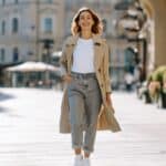 Graue Jeans kombinieren: 9 wundervolle Outfits für jede Gelegenheit