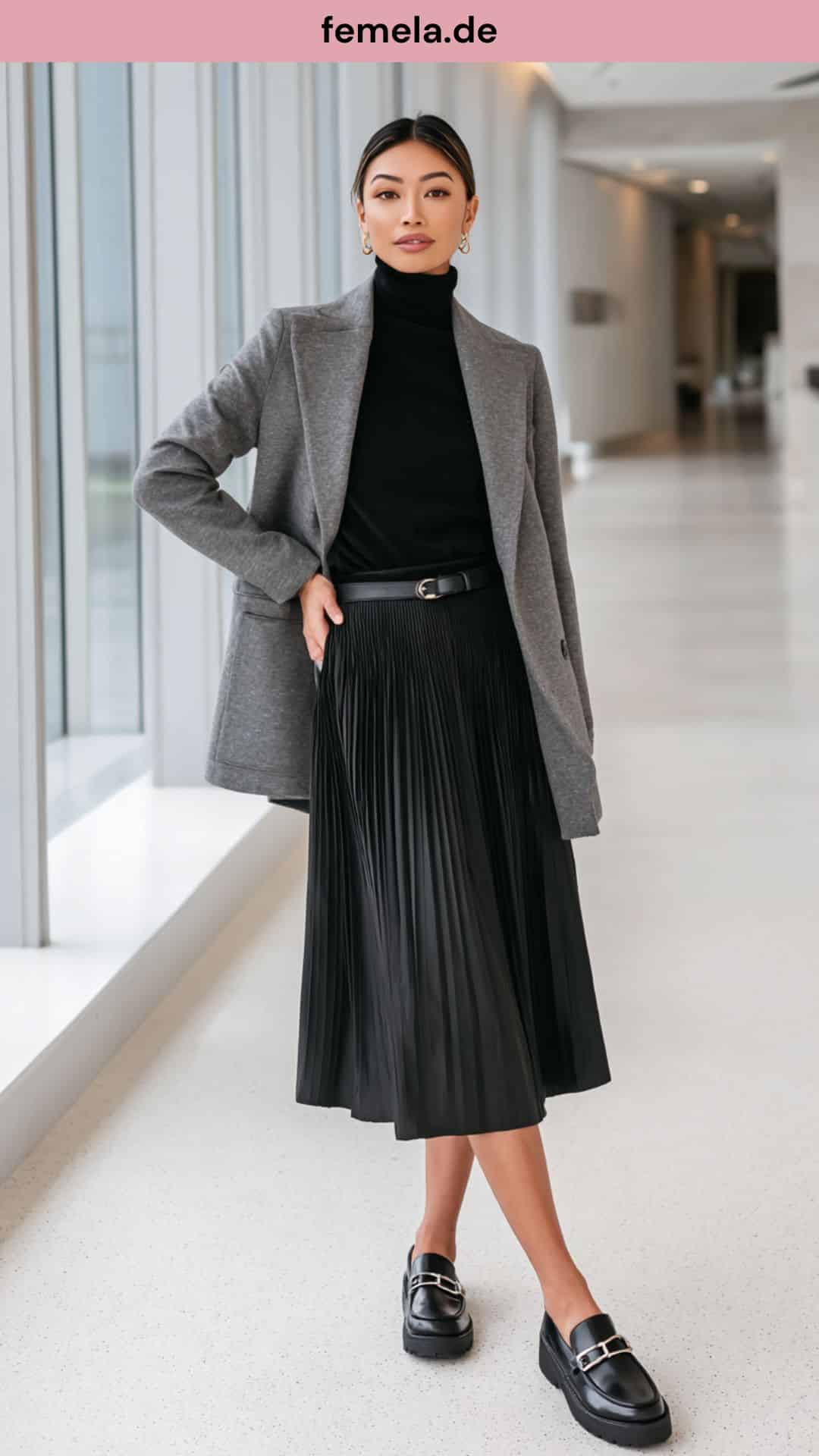 Professionelles Business-Outfit mit einem schwarzen Plisseerock, grauem Blazer und modernen Loafers.