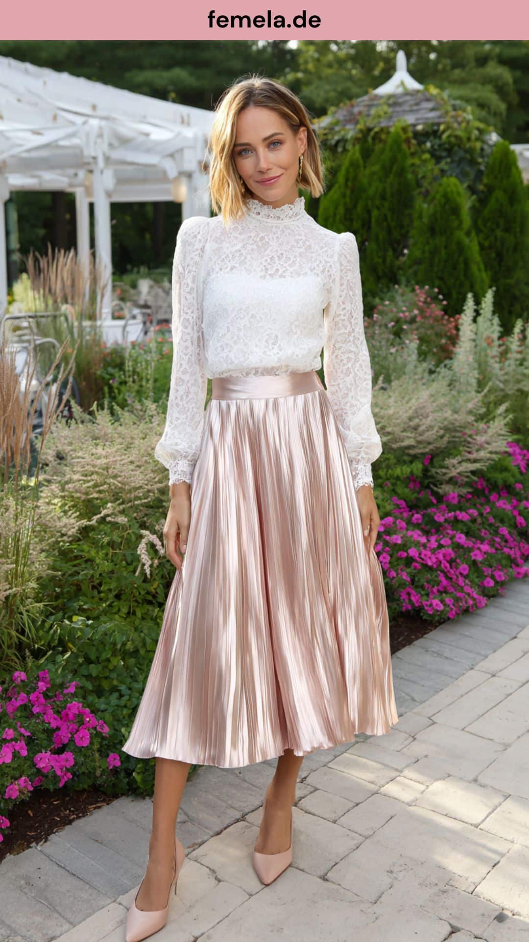 Romantisches Plisseerock Outfit in Rosa mit einer weißen Spitzenbluse und Slingback-Pumps für Feste.