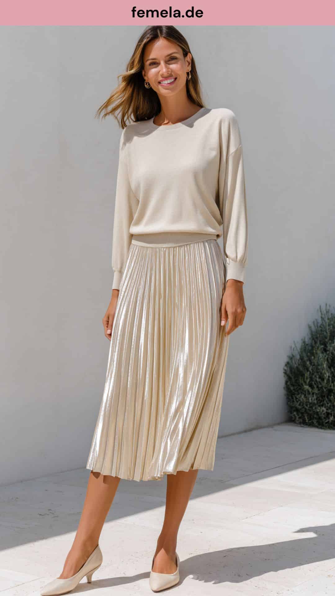 Elegantes, monochromes Plisseerock Outfit in Creme-Tönen mit Metallic-Effekt und Ballerinas.