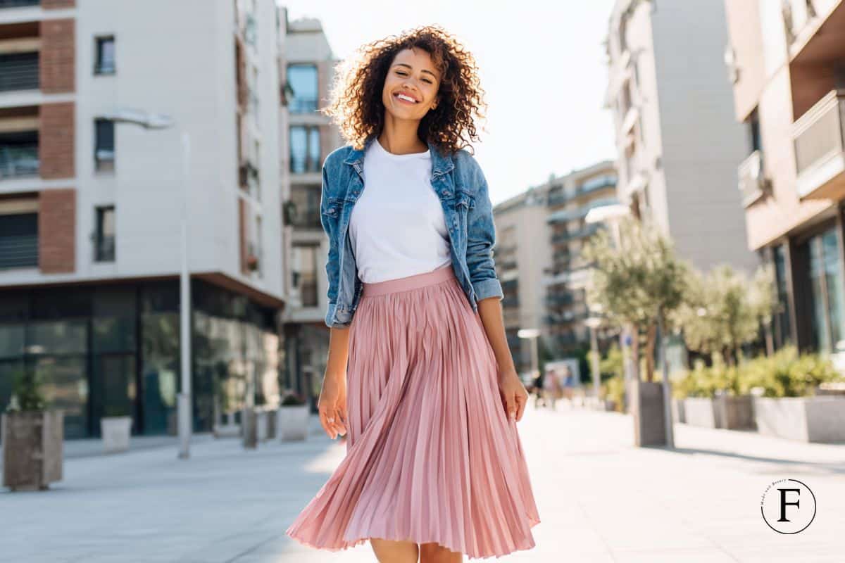 Plisseerock Outfit: So kombinierst du den zeitlosen Klassiker für jeden Anlass
