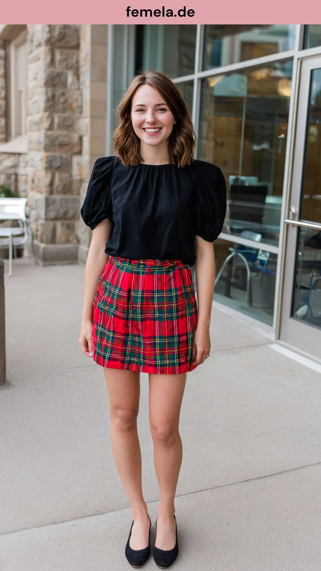 Modernes Preppy-Outfit mit schwarzer Kurzarmbluse und kariertem Minirock.