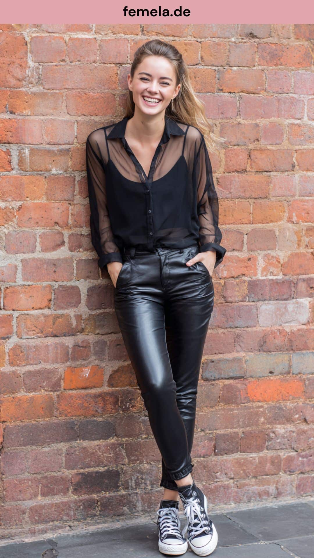 Rockiges Outfit mit schwarzer Bluse, Lederhose und klassischen Chucks-Sneakern.