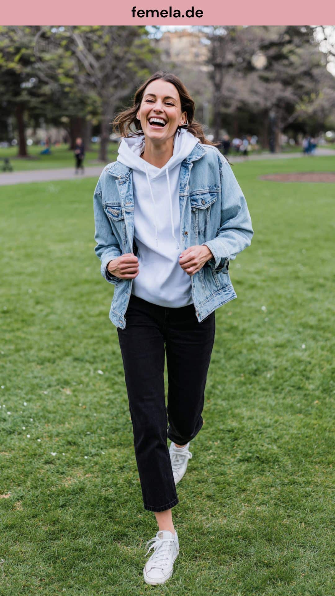 Lässiges Wochenend-Outfit mit blauer Jeansjacke und schwarzer Hose.