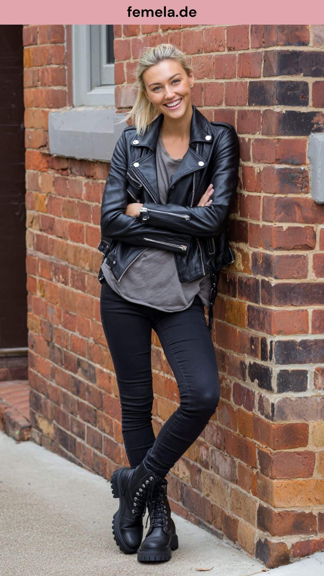 Rockiger Look mit schwarzer Skinny Jeans, Lederjacke und Boots.