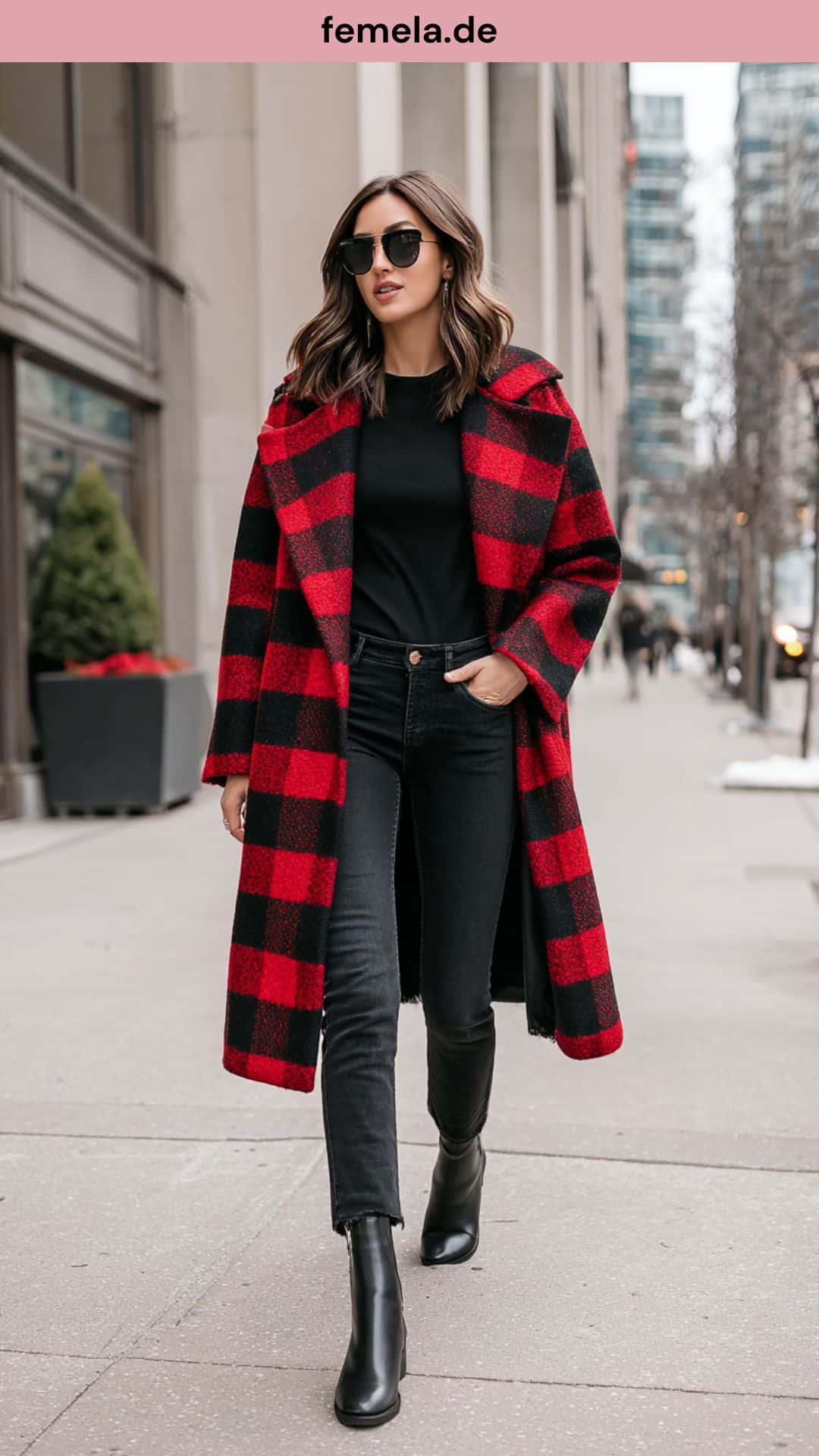Frau im auffälligen Karomantel über einem schwarzen Jeans-Outfit.