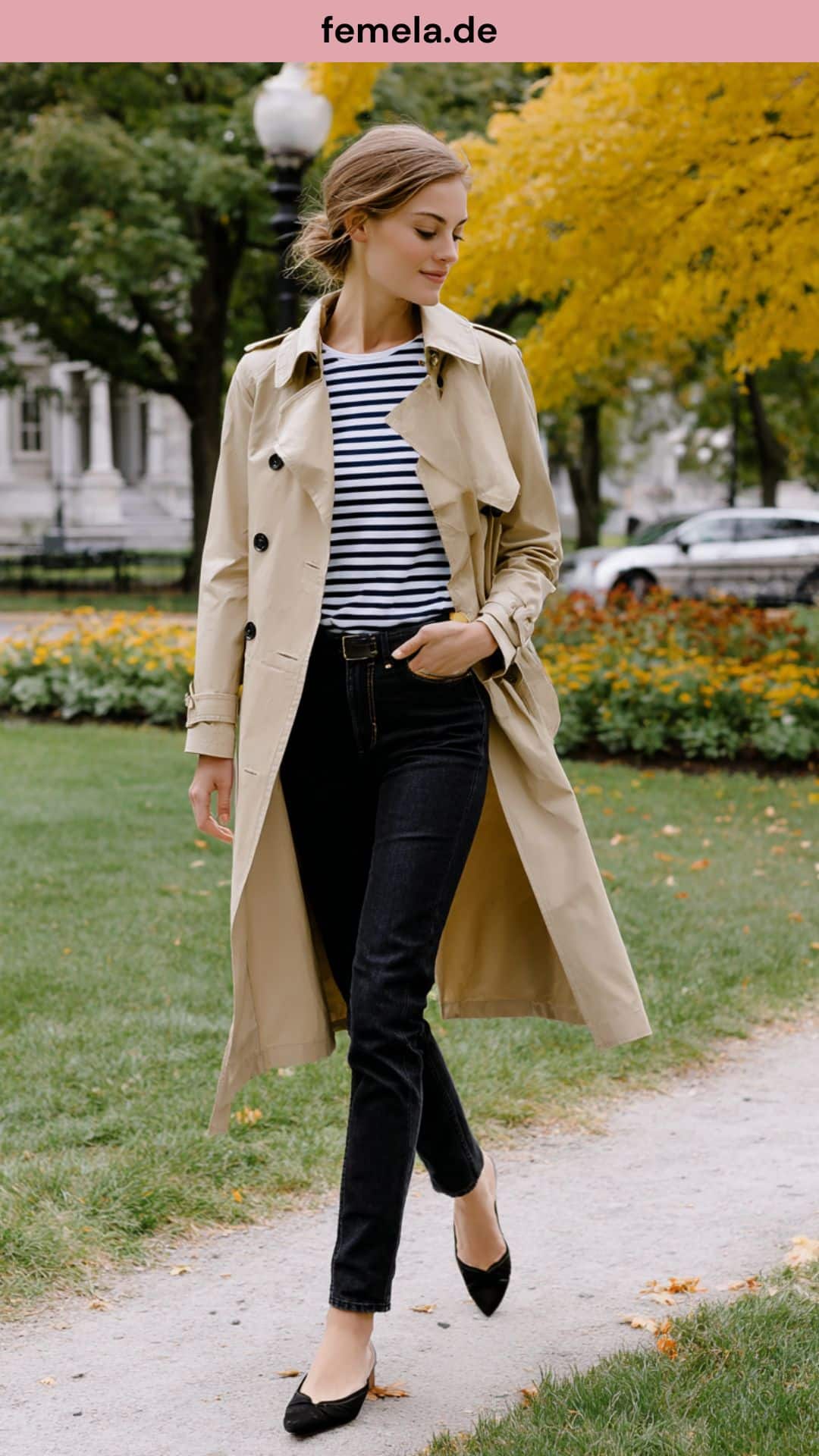 Eleganter Look mit Trenchcoat, Streifenshirt und schwarzer Jeans.