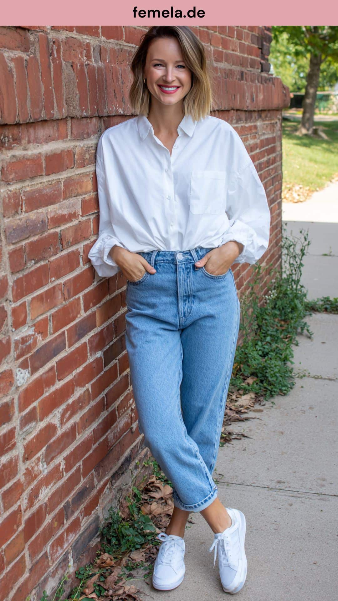 Lässiges Outfit mit weißer Oversize-Bluse, blauer Straight-Leg-Jeans und weißen Sneakern.