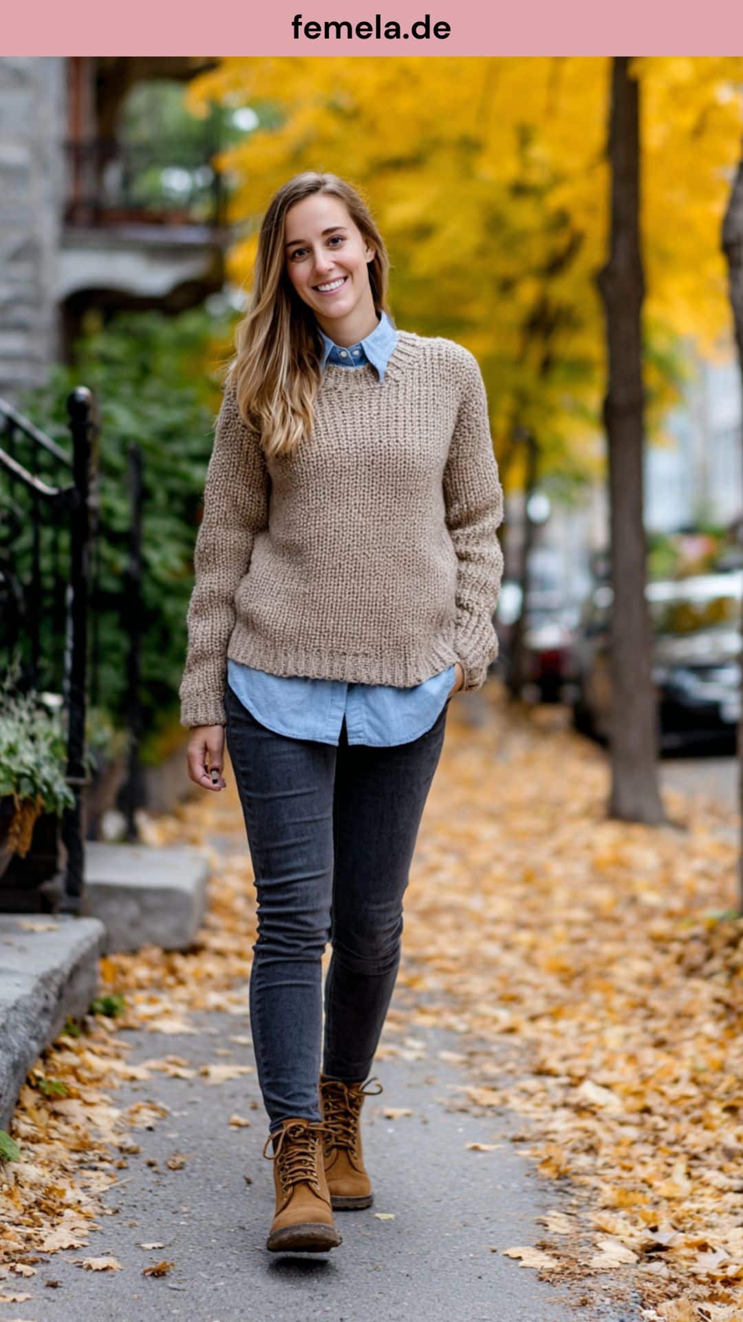 Herbstliches Layering-Outfit mit einem beigen Pullover über einem Jeanshemd und grauen Skinny-Jeans.