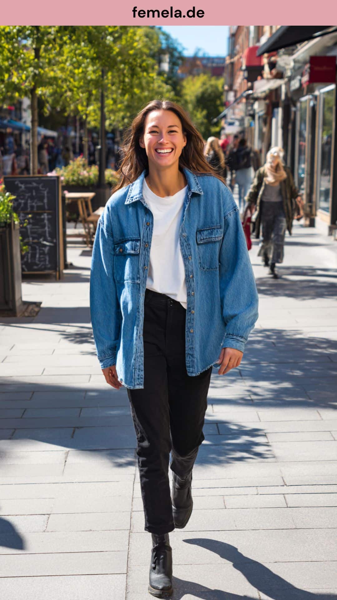 Lässiges Outfit mit einem offenen Jeanshemd über einem weißen T-Shirt und einer schwarzen Stoffhose.